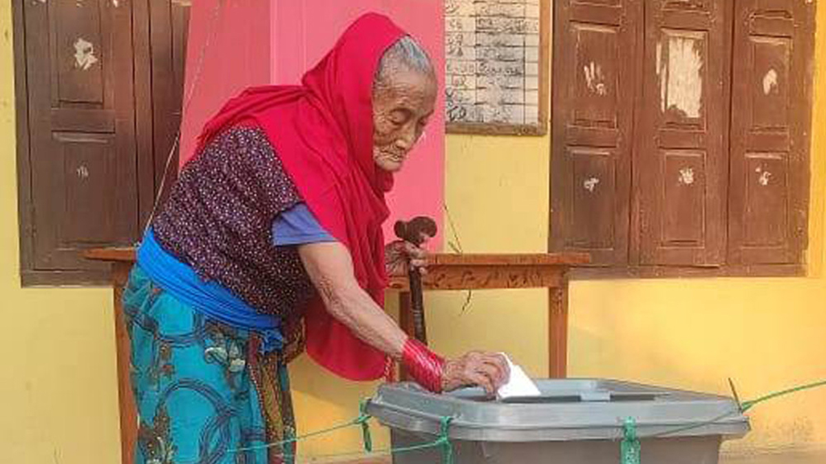 चितवन २मा १०४ वर्षीया गोरीमायाले गरिन मतदान